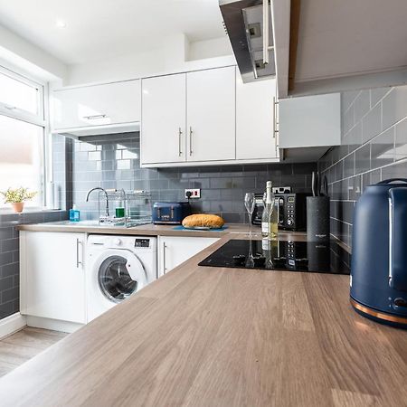 프레스턴 Connaught House - Wi-Fi, Parking, Contractors 빌라 외부 사진