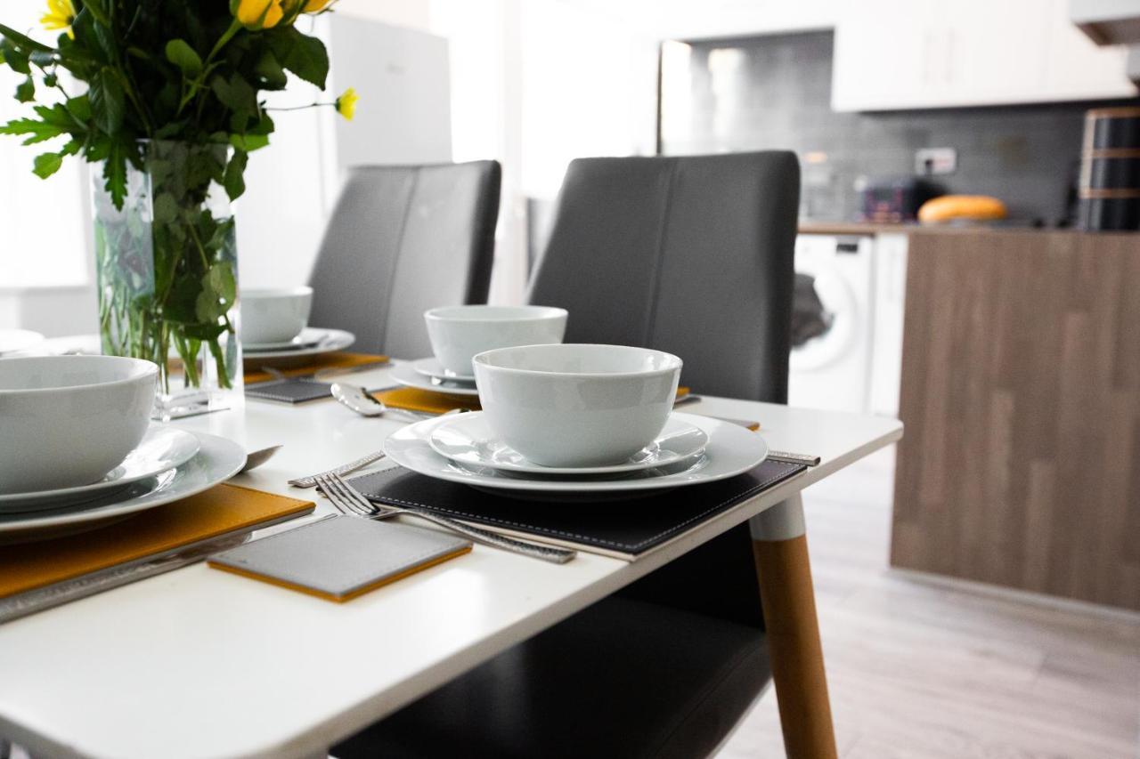 프레스턴 Connaught House - Wi-Fi, Parking, Contractors 빌라 외부 사진